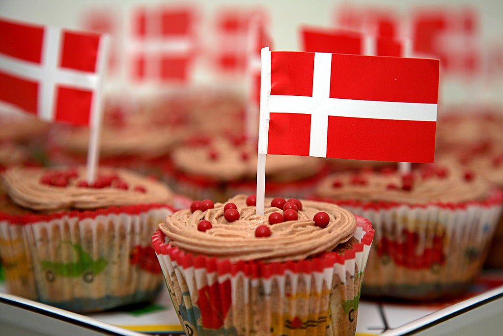 Celebration - Dansk flag til kagen på plastpind 50 stk - paper flags to put in food for birthdays