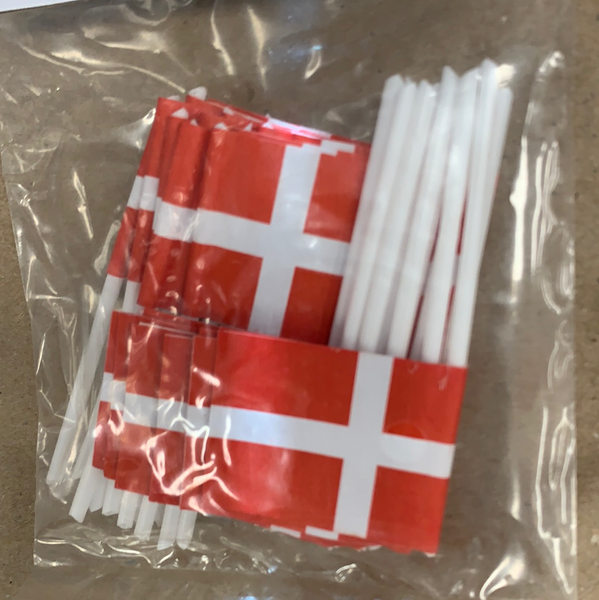 Dansk flag til kagen på plastpind - paper flags to put in food for birthdays