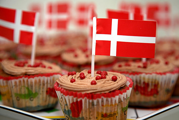 Dansk flag til kagen på plastpind - paper flags to put in food for birthdays